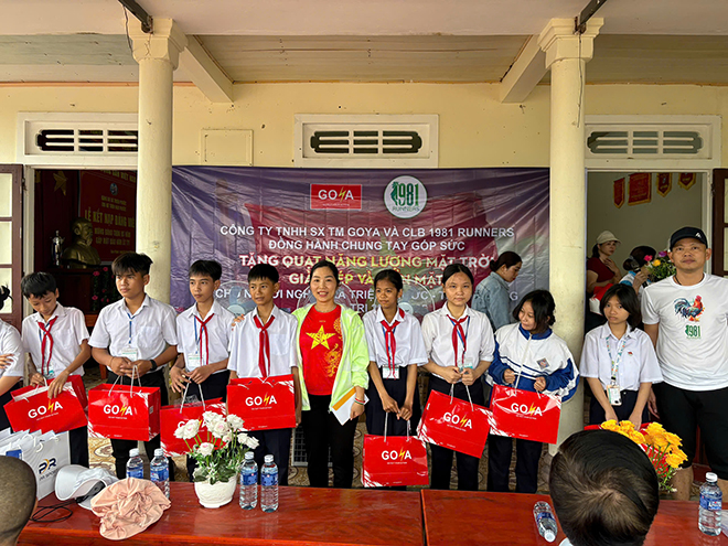 Diễm Phương - Giám Đốc truyền thông Goya và chủ Tịch CLB 1981 runners tại buổi từ thiện tại Xã Triệu Đông và Xã Triệu Phước